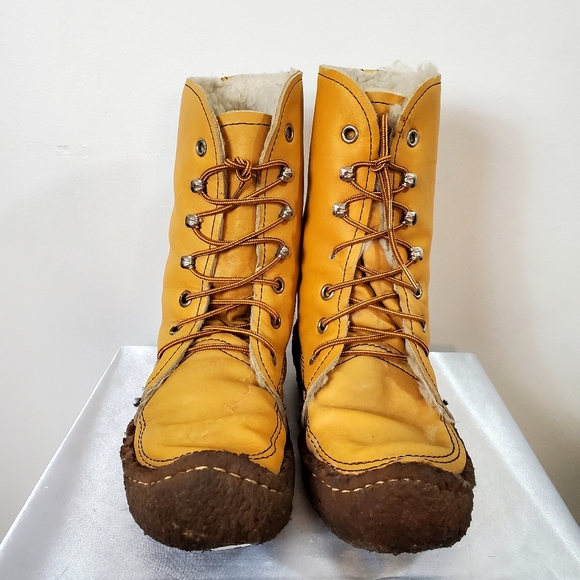 Vintage 70s Maple Leaf Native American Mukluk Boots Fur Lined Golden Leather 5 - Picture 3 of 12